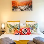 Central Watford Stylish 2 Bedroom Serviced Apartment With Free Parking