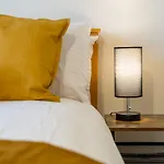 Central Watford Stylish 2 Bedroom Serviced Apartment With Free Parking