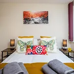 Central Watford Stylish 2 Bedroom Serviced Apartment With Free Parking