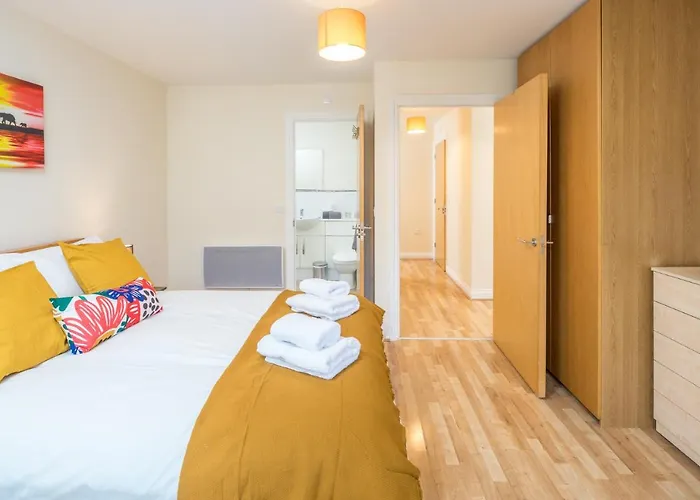 Central Watford Stylish 2 Bedroom Serviced Apartment With Free Parking