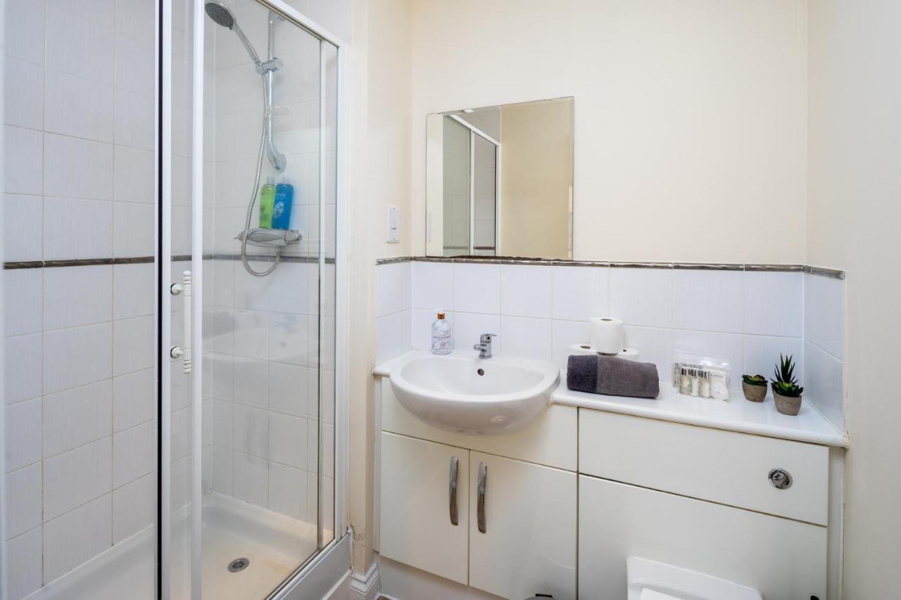 Central Watford Stylish 2 Bedroom Serviced With Free Parking Apartment *