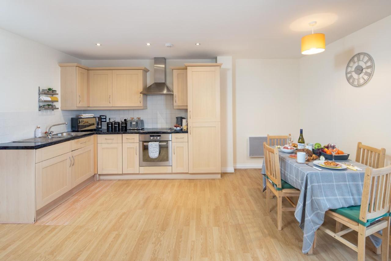 Central Watford Stylish 2 Bedroom Serviced With Free Parking Apartment *